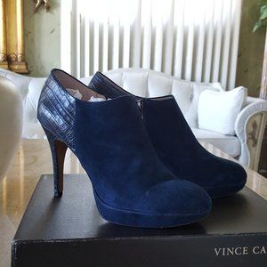 Beautiful Vince Camuto Navy Suede and Crocco Leather Heels